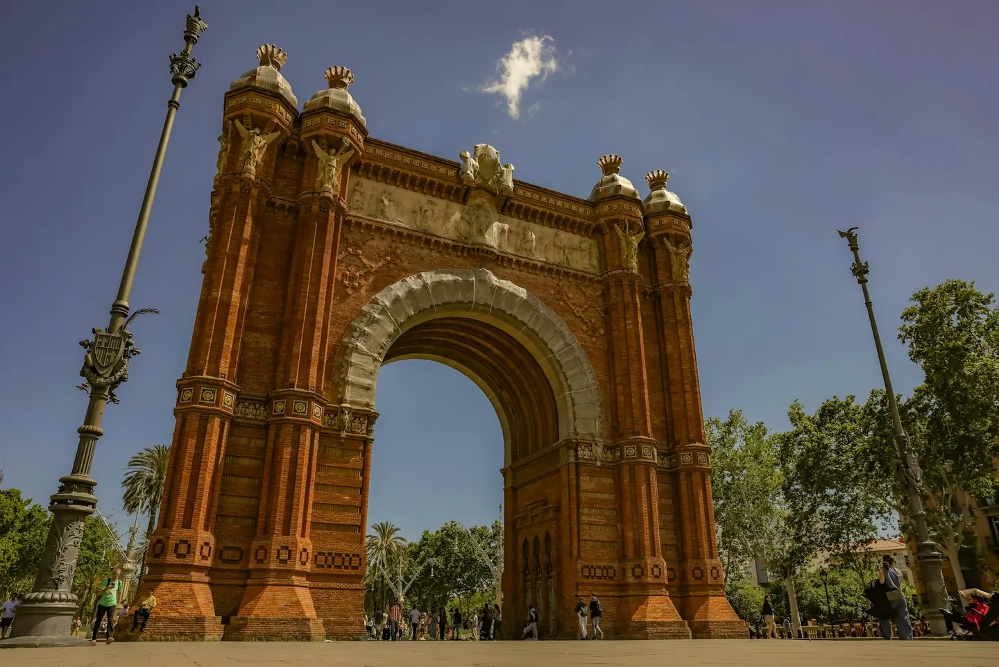 Pasear juntos por el Arc de Triomf