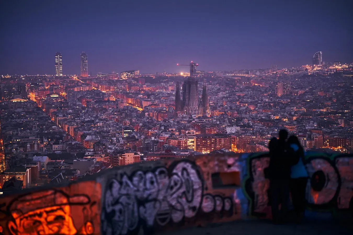Pareja disfrutando de una cita con vistas sobre Barcelona