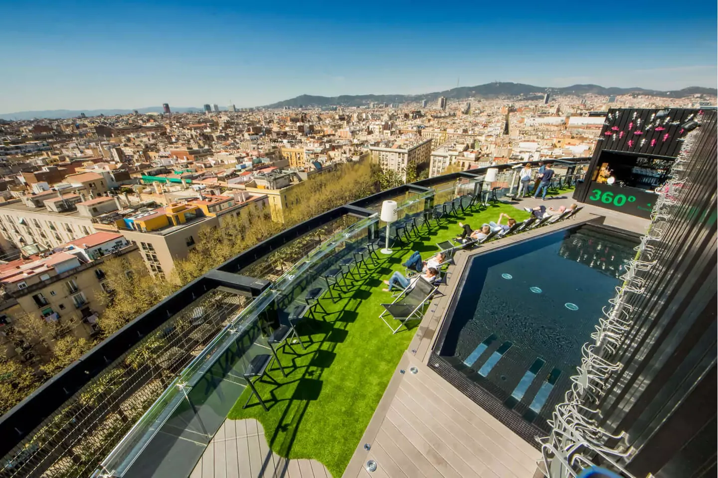 Cita nocturna en una azotea con vistas como Barceló Raval