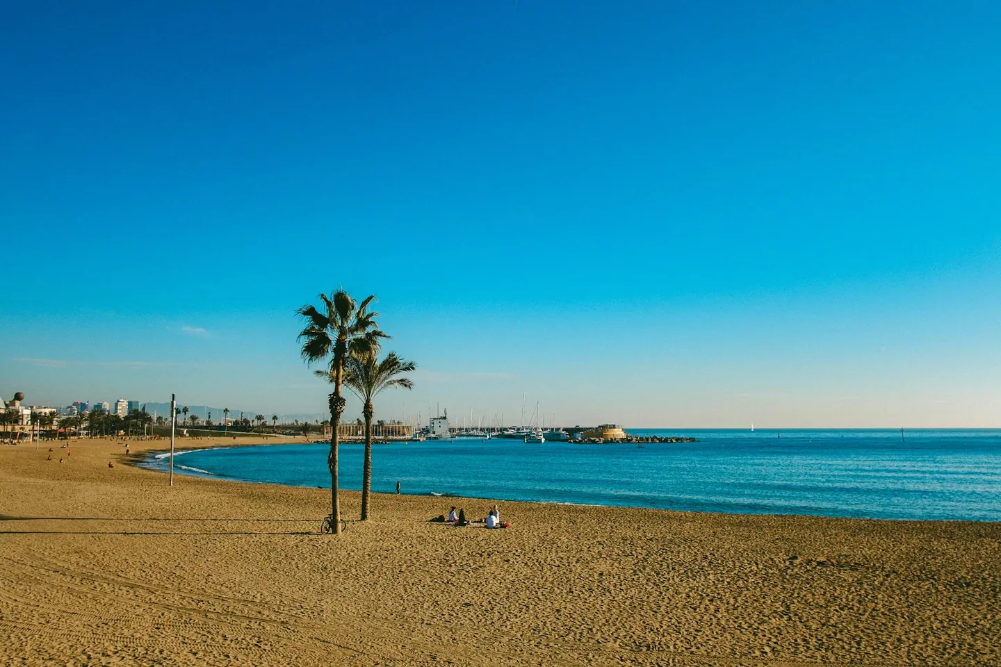 Primera cita entre paseo y chiringuito en Barceloneta y Somorrostro